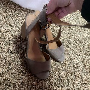 Grey/ tan heals